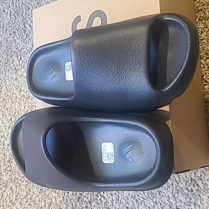 New black Authentic yzy slides size 6